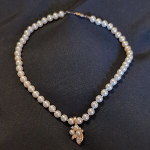 Elegant Pearl Necklace with Gold Leaf Pendant